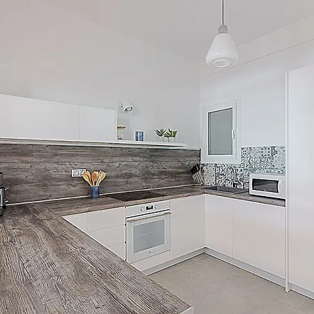 Spacious Two Bedroom In Central Location