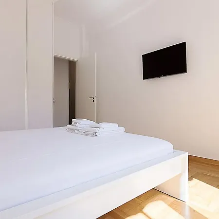 Spacious Two Bedroom In Central Location