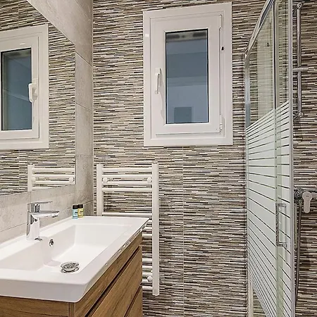 Spacious Two Bedroom In Central Location