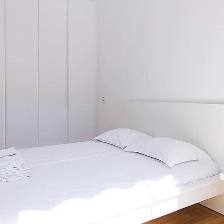 Spacious Two Bedroom In Central Location Atenas