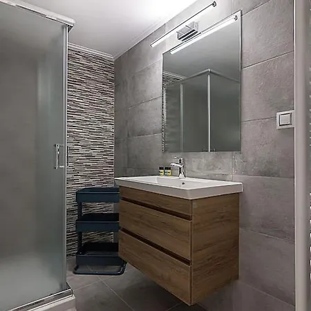 Spacious Two Bedroom In Central Location Atenas